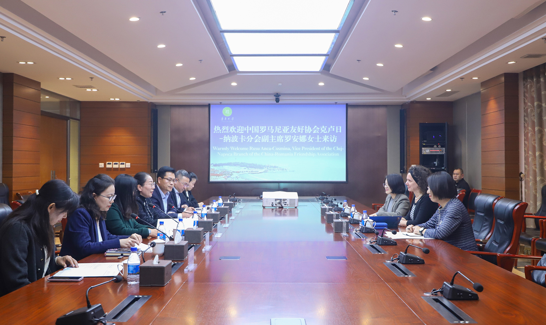 中国罗马尼亚友好协会罗安娜女士访问我校